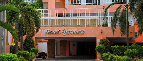 Vista frontal de la propiedad