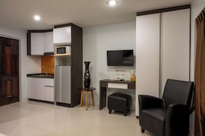 Caja de seguridad en la habitación y espacio para trabajar con laptop 