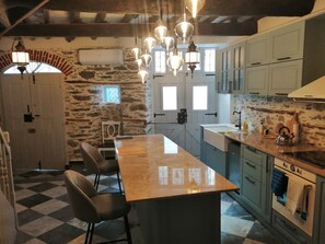 Fridge, microwave, oven, stovetop - Plomari Nomad House (plomari)