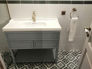 Douche, serviettes fournies, papier toilette