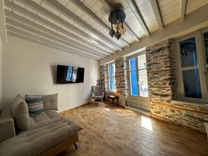 TV - Plomari Nomad House (plomari)