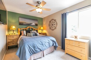 3 bedrooms, iron/ironing board, free WiFi, bed sheets - Modern Cabin Vibe, With great back yard to relax in. New furnishings and hot tub (Littleton)