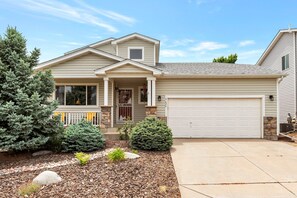 Exterior - Modern Cabin Vibe, With great back yard to relax in. New furnishings and hot tub (Littleton)