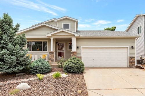 Modern Cabin Vibe, With great back yard to relax in. New furnishings and hot tub