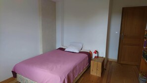 3 quartos, Wi-Fi de cortesia, roupa de cama