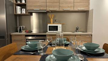 Een koelkast, een microgolfoven, een oven, een kookplaat