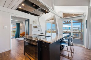 Jääkaappi, mikroaaltouuni, uuni, liesi