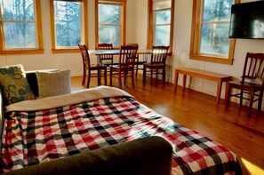 1 室のベッドルーム、デスク、WiFi、ベッドシーツ