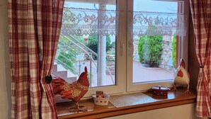 A window with a view of a garden, a rooster, and a white chicken on the windowsill. - LUPULUS" apartment.  Ideal for a family holiday (Bilwisheim)