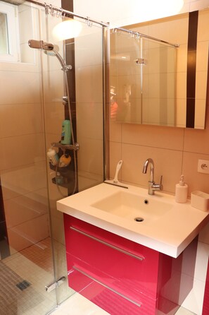 Shower, hair dryer, towels, soap - LUPULUS" apartment.  Ideal for a family holiday (Bilwisheim)