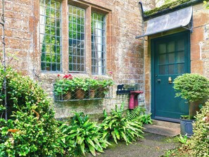 Exterior detail - 2 bedroom accommodation in Crewkerne (Crewkerne)