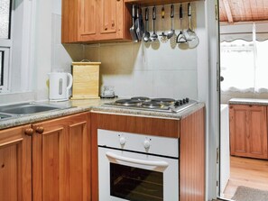 ハイチェア、調理器具と食器
