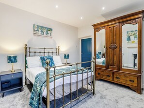 A bedroom with a bed, bedside tables, a wardrobe, and a painting on the wall. - 5 bedroom accommodation in Chesterfield (Chesterfield)