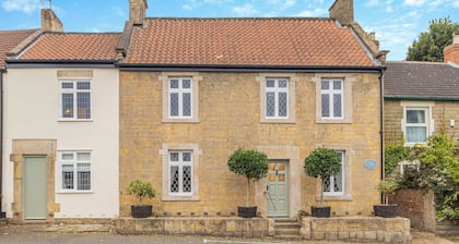 5 bedroom accommodation in Chesterfield