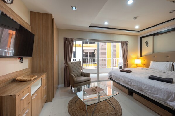 Comfort Studio, 1 King Bed, Balcony | In-room safe, laptop workspace, free WiFi - New Nordic Trend 2 by Apartwell (Pattaya)