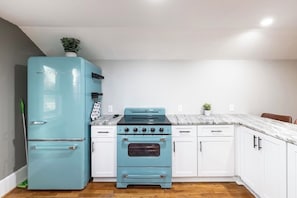 Geladeira, micro-ondas, fogão, cooktop