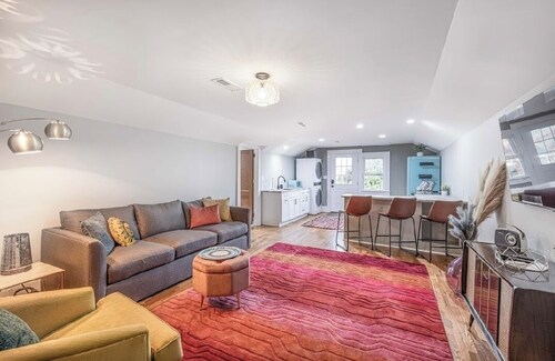 Charming Retro & Stylishly Updated Mid-Century Apartment Retreat Near Downtown