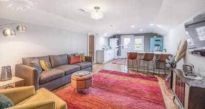 Charming Retro & Stylishly Updated Mid-Century Apartment Retreat Near Downtown
