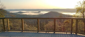 Charming Retro & Stylishly Updated Mid-Century Apartment Retreat Near Downtown