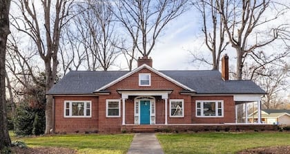 Charming Retro & Stylishly Updated Mid-Century Apartment Retreat Near Downtown