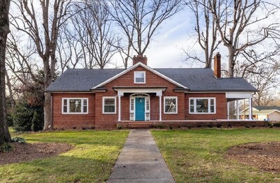 Charming Retro & Stylishly Updated Mid-Century Apartment Retreat Near Downtown
