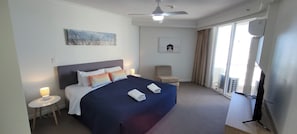 2 chambres, fer et planche à repasser, lit de bébé portatif