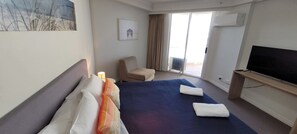 2 habitaciones, tabla de planchar con plancha y cuna de viaje 