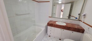 Douche, séchoir à cheveux, serviettes fournies