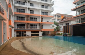 Outdoor pool - New Nordic Vip 2 by Apartwell (Pattaya)