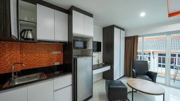 Standard Studio, 2 Twin Beds, Balcony | In-room safe, free WiFi
