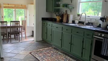 Coffee/tea maker, fridge, microwave, oven