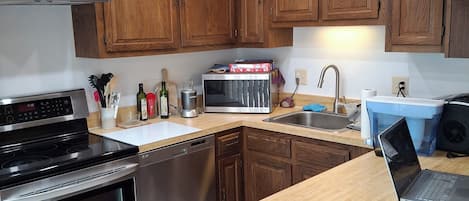 Cookware/dishes/utensils