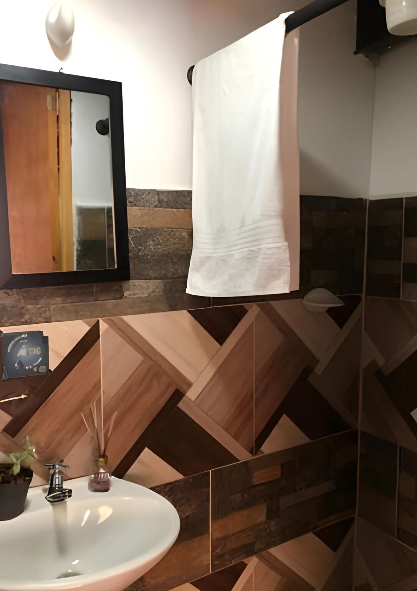 Een douche, handdoeken, zeep, shampoo