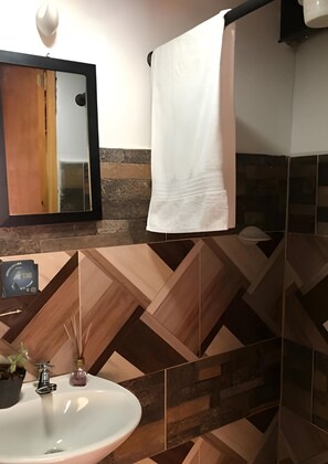 Douche, serviettes fournies, savon, shampoing