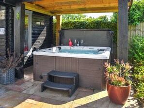 Outdoor spa tub - 5 bedroom accommodation in Repps with Bastwick (Repps with Bastwick)