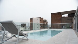 A rooftop pool with a glass balustrade, surrounded by modern buildings. - Palermo Cultura Arte y Entretenimiento (Buenos Aires)