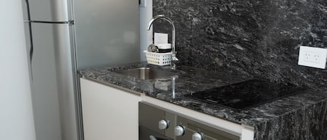 Klassieke studio | Privékeuken | Een koelkast, een magnetron, een oven, een kookplaat
