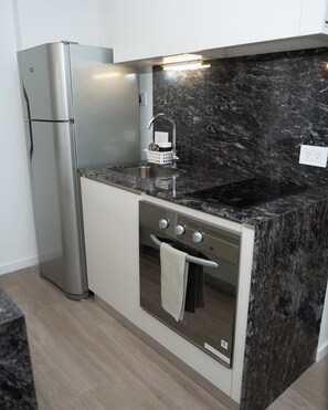 ห้องคลาสสิกสตูดิโอ | ครัวส่วนตัว | ตู้เย็น, ไมโครเวฟ, เตาอบ, เตาประกอบอาหาร