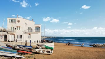 Una spiaggia nelle vicinanze, pesca