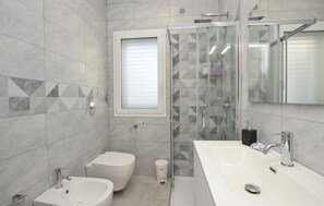Shower, hair dryer - 3 bedroom awesome home in Caucana (Caucana)