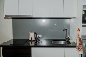 Studio | Private kitchen | Fridge, microwave, stovetop, cookware/dishes/utensils - Water Park Apartments by Apartwell (Pattaya)