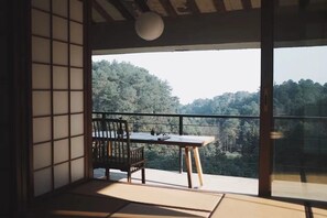 Hönnunarherbergi með tvíbreiðu rúmi - útsýni yfir hæð | Verönd/útipallur