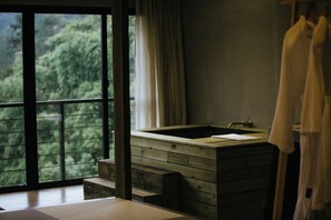 Quarto casal design, vista para a colina | Banheiro | Secador de cabelo (mediante solicitação), chinelos, toalhas de banho