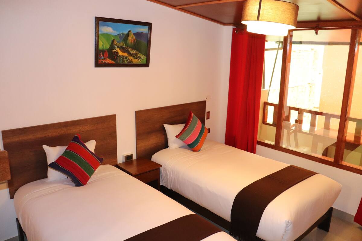 Standard Twin Room | Desk, free WiFi