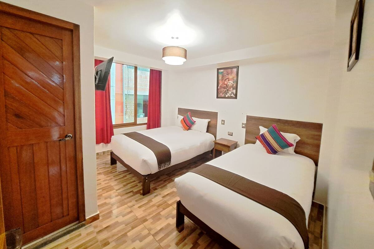 Family Room | Desk, free WiFi