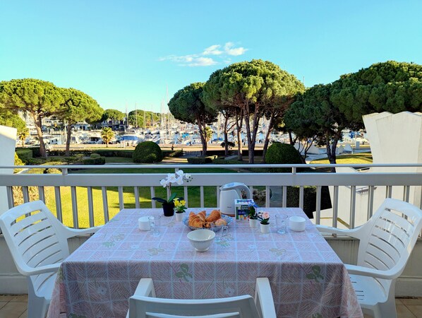 屋外ダイニングエリア