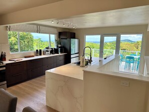 Fridge, microwave, oven, stovetop - Stunning Private Oasis with Pool and Ocean Views (Río Grande)