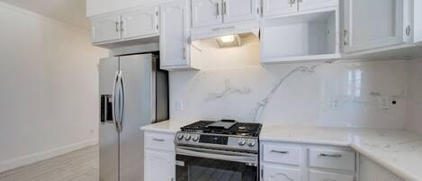 Een koelkast, een magnetron, een oven, een kookplaat