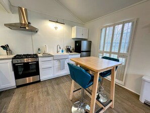 ثلاجة، ميكروويف، فرن، موقد طهي مسطح