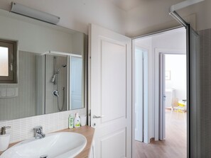 Shower, hair dryer, bidet, towels - Cezanne - Parzanica (Lombardia)